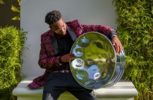 Άτομο κρατά στα χέρια του Steelpan