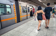 Συρμός του μετρό και πολίτες στην αποβάθρα