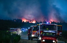 Πυροσβεστικές δυνάμεις επιχειρούν σε φωτιά στη Γαλλία