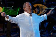 Σταύρος Ξαρχάκος