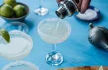 5 εύκολες συνταγές για καλοκαιρινά κοκτέιλ στο μπαλκόνι