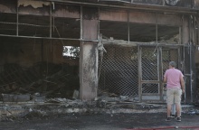 Κορωπί: Aυτοκίνητο καρφώθηκε στο κατάστημα και τυλίχτηκαν και τα δύο στις φλόγες