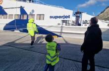 Ο μικρός Μανώλης στο λιμάνι της Σίφνου