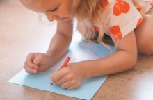 Κοριτσάκι ζωγραφίζει με το αριστέρο του χέρι