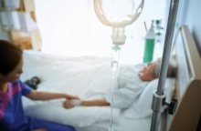 Άτομο με ορό στο νοσοκομείο