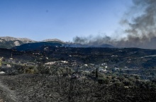 Φωτιές: Μάχη με διάσπαρτες εστίες στην Αχαΐα - Εξακολουθεί να είναι δύσκολη η εικόνα στη Χίο