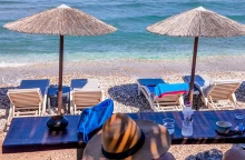 Ξαπλώστρες και ομπρέλες σε παραλία