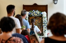 Πιστοί προσκυνούν την εικόνα της Παναγίας