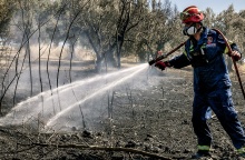 Πυροσβέστης ενεργεί για την κατάσβεση φωτιάς