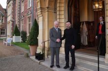 Ο βασιλιάς Κάρολος Γ' εξέφρασε την υποστήριξή του στην Ουκρανία με αφορμή την Ημέρα Ανεξαρτησίας - Η Βρετανία ανακοίνωσε συνέχιση της στρατιωτικής εκπαίδευσης