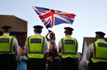 Διαδηλωτές συγκρούστηκαν με τις αστυνομικές δυνάμεις κατά τη διάρκεια κινητοποιήσεων σε όλη τη Βρετανία ενάντια σε ξενοδοχεία που στεγάζουν αιτούντες άσυλο