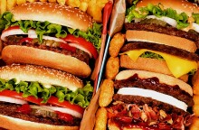 Τελικά φταίνε τα burgers και η πίτσα για την ακμή σου;