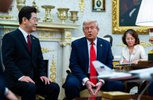 Ο Ντόναλντ Τραμπ φάνηκε με εμφανή μώλωπα στο χέρι στο Οβάλ Γραφείο, προκαλώντας εικασίες για την υγεία του, παρότι ο γιατρός του μιλά για ασπιρίνη.