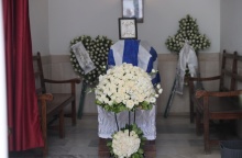 Συγκίνηση στην κηδεία του Δημήτρη Κωνσταντάρα: Τυλιγμένο με την ελληνική σημαία το φέρετρό του