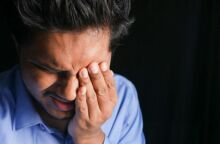 Ξαφνικές λάμψεις και αυξημένα «μυγάκια» στα μάτια: Τι μπορεί να κρύβουν;