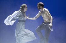 «Όσα Παίρνει ο Άνεμος»: Επιστρέφει στο Δημοτικό Θέατρο Πειραιά και γίνεται εξώφυλλο στο αμερικανικό «The Scarlett Letter»