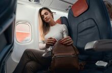 Ταξιδιώτισσα πυροδοτεί τεράστια συζήτηση στα social media για την αεροπορική εθιμοτυπία, όταν επιβάτης στη μεσαία θέση την αποκάλεσε «αγενή»