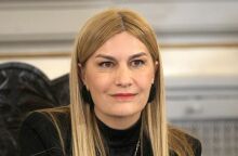 Επίθεση με συνθήματα στο πολιτικό γραφείο της Σέβης Βολουδάκη - Η υφυπουργός Μετανάστευσης δήλωσε στη Βουλή ότι δεν θα τη φιμώσουν.