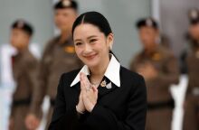 Η πρωθυπουργός της Ταϊλάνδης καθαιρέθηκε από το αξίωμά της μετά από απόφαση ότι παραβίασε τις συνταγματικές αρχές περί ηθικής σε τηλεφωνική της συνομιλία