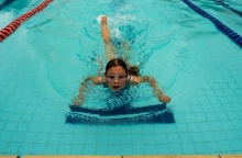 Κορίτσι κολυμπά σε πισίνα