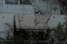 Βροχή πέφτει από τα κεραμίδια