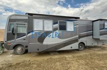 Η 37χρονη Κέιλα Τόμπσον γέννησε απροειδοποίητα στο φεστιβάλ Burning Man, αγνοώντας την εγκυμοσύνη της - Κοινότητα και γιατροί έσωσαν μητέρα και μωρό.