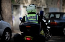 Διασώστης του ΕΚΑΒ σε μηχανή