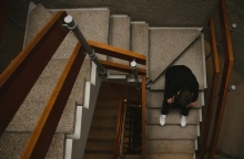 Άτομο καθισμένο στις σκάλες