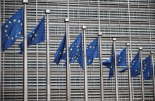 Σημαίες της ΕΕ έξω από το κτίριο της Ευρωπαϊκής Επιτροπής στις Βρυξέλλες