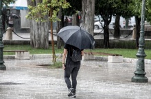 Άτομο με ομπρέλα εν μέσω καταιγίδας