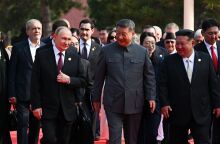 Σι, Πούτιν και Κιμ: πίσω από την εικόνα που θα μπορούσε να συμβολίζει μια μετατόπιση στην παγκόσμια ισορροπία δυνάμεων