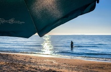 Γυναίκα απολαμβάνει το μπάνιο της στη θάλασσα