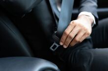 Έρευνα δείχνει ότι μόνο το 54% φορά ζώνη ασφαλείας στην Ελλάδα - Σοκαριστικά χαμηλή χρήση σε πίσω καθίσματα και κράνη συνεπιβατών.