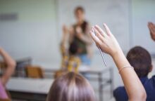 Εκπτώσεις έως 50% στα ακτοπλοϊκά και 30% στα αεροπορικά εισιτήρια προσφέρονται σε αναπληρωτές εκπαιδευτικούς για το 2025-2026.