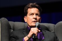 Ο Τσάρλι Σιν αποκάλυψε ότι είχε ερωτικές σχέσεις με άνδρες 