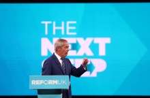 Οι Εργατικοί σε αποδρομή – ο Φάρατζ στη γωνία