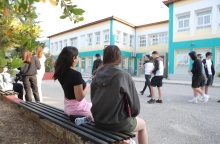 Μαθητές Λυκείου στο προαύλειο του σχολείου τους