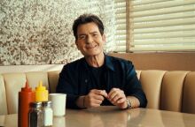 Ο Τσάρλι Σιν εξομολογείται τον εθισμό του στο σεξ και τα ναρκωτικά, αποκαλύπτοντας εκβιασμούς, διάγνωση HIV και 53.000 δολάρια σε σεξεργάτριες. 