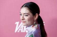 Η Lorde μιλά για την εξερεύνηση της ταυτότητας φύλου, την εμπειρία δεσίματος του στήθους της και πώς αυτό επηρέασε τη μουσική και την αυτογνωσία της