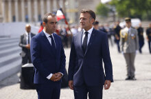 Ο Εμανουέλ Μακρόν με τον νέο πρωθυπουργό της Γαλλίας, Σεμπαστιάν Λεκορνί © EPA/MOHAMMED BADRA / POOL