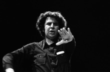 Ο Μίκης Θεοδωράκης διευθύνει την ορχήστρα του στο Παρίσι στις 20 Οκτωβρίου 1970