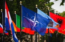 Σημαία του ΝΑΤΟ ανάμεσα στις σημαίες και άλλων χωρών