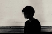 Αγόρι που δεν διακρίνονται τα χαρακτηριστικά του στο σκοτάδι 