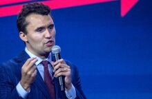 Τσάρλι Κερκ: Οι μυστηριώδεις κινήσεις δύο ανδρών που στέκονται πίσω του λίγο πριν την δολοφονία του