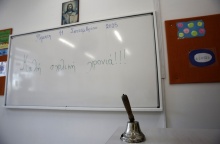 Κουδούνι μπροστά από πίνακα σε σχολείο