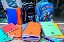 Ο Δήμος Αθηναίων δίνει σχολικά είδη σε 1.500 μαθητές ευάλωτων οικογενειών 