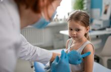 Αποκάλυψη Washington Post: Η κυβέρνηση Τραμπ σχεδιάσει να συνδέσει τον θάνατο 25 παιδιών με εμβόλια κορωνοϊού