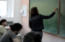 Καθηγήτρια γράφει σε πίνακα και από κάτω την παρακολουθούν μαθητές