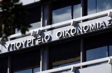 Το υπουργείο Οικονομικών παρουσιάζει 83 μειώσεις φόρων και εισφορών από το 2019, με επίκεντρο τις νέες παρεμβάσεις για το 2026.