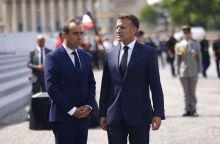 Ο οίκος Fitch υποβάθμισε τη Γαλλία σε Α+, προειδοποιώντας για άνοδο χρέους έως το 2027, ενώ η κυβέρνηση του Εμανουέλ Μακρόν αντιμετωπίζει πολιτική αστάθεια.